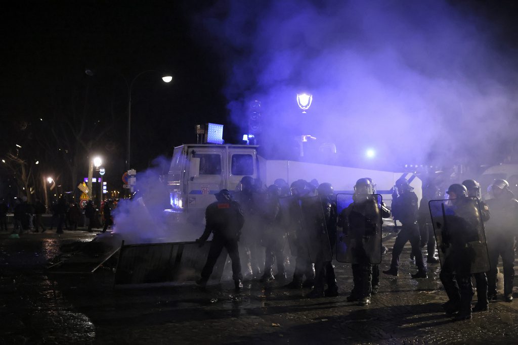 Γαλλία: Επεισόδια μεταξύ διαδηλωτών και αστυνομίας για τη συνταξιοδοτική μεταρρύθμιση