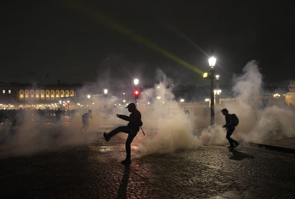 Οργή στη Γαλλία παρά τη νίκη Μακρόν στη Βουλή – Συνεχίζονται οι διαμαρτυρίες για το συνταξιοδοτικό (Videos)