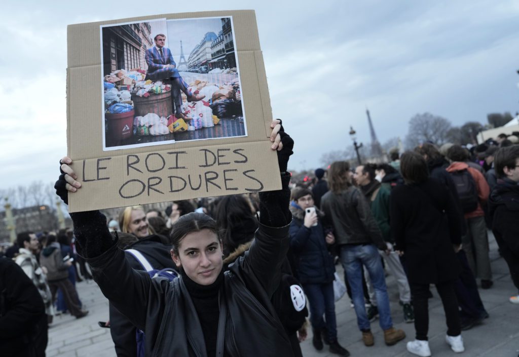 Γαλλία: Οριακά καταψηφίστηκε η πρώτη πρόταση μομφής κατά της κυβέρνησης