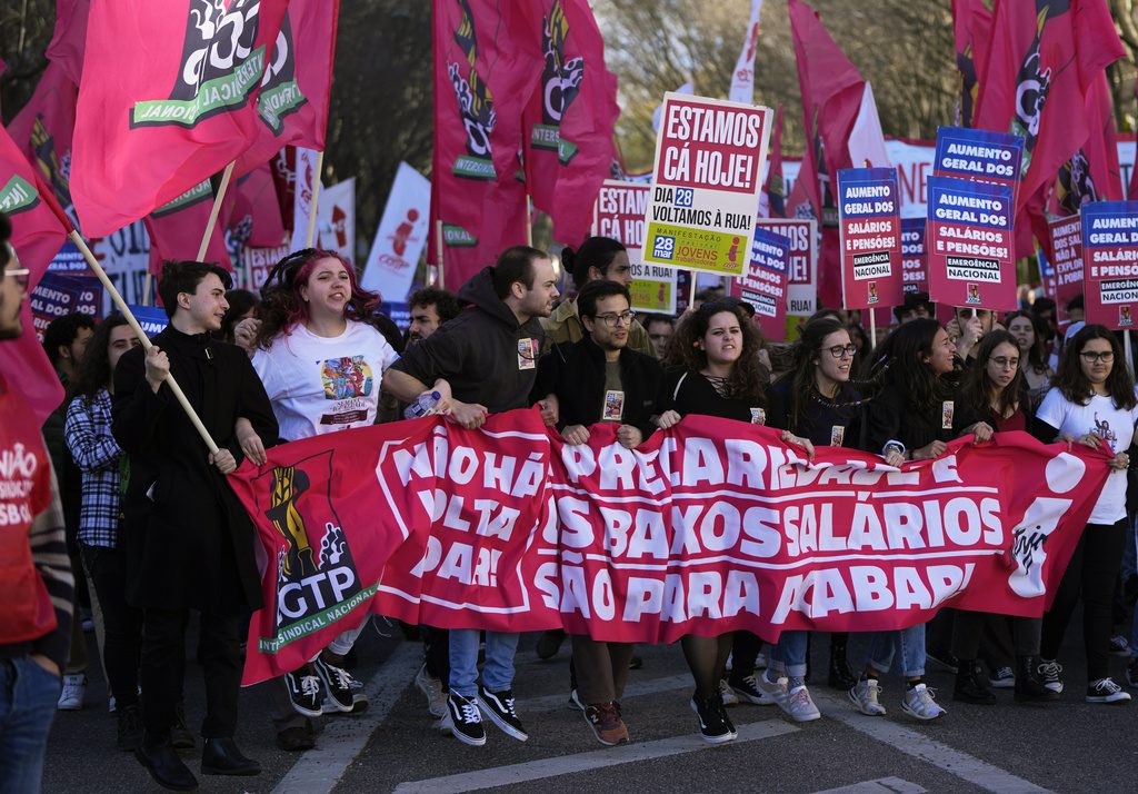 Πορτογαλία: Διαδήλωση χιλιάδων εργαζομένων στη Λισαβόνα, με μισθολογικά αιτήματα, μία ημέρα μετά την γενική απεργία στο δημόσιο
