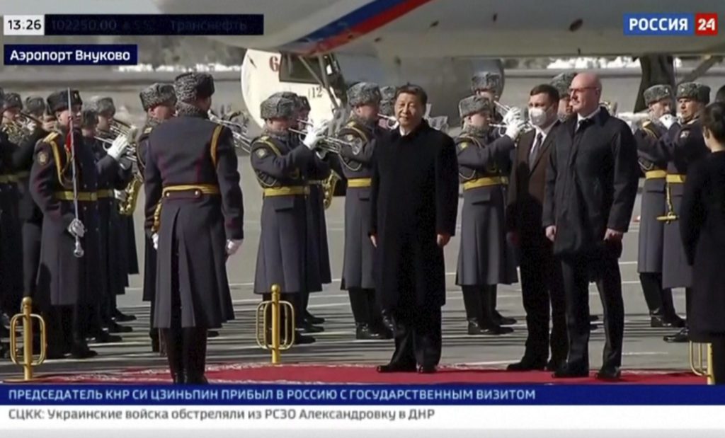 Στη Μόσχα ο Σι Τζινπίνγκ για τη συνάντηση κορυφής με τον Πούτιν