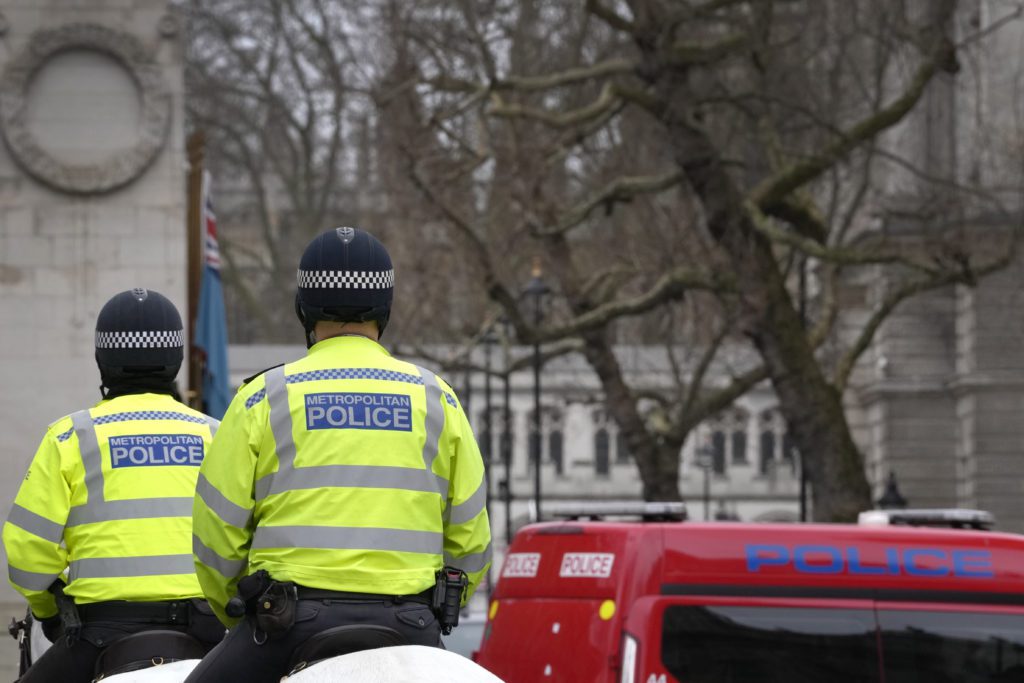 Σοκ στη Βρετανία: Πυρπόλησαν άνδρα που έφευγε από τζαμί στο Μπέρμινγχαμ