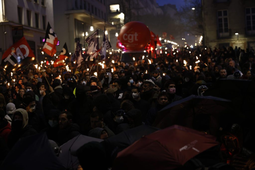 Γαλλία: Κλιμάκωση της πολιτικής κρίσης και νέες απεργίες ενόψει για το συνταξιοδοτικό