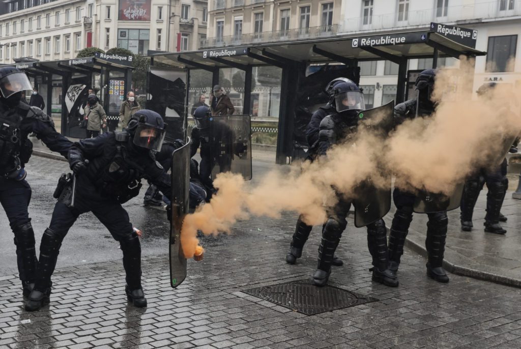 Γαλλία: Επιμένει ο Μακρόν στην εφαρμογή του συνταξιοδοτικού παρά τη λαϊκή οργή