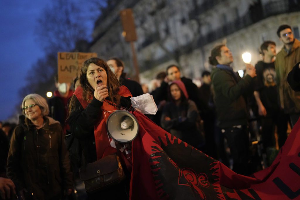 Γαλλία: Φουντώνει η λαϊκή οργή για το συνταξιοδοτικό – Νέα απεργία την Πέμπτη
