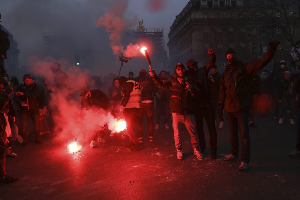 Σφοδρές συγκρούσεις στο Παρίσι για το συνταξιοδοτικό Μακρόν – Εκατομμύρια «πλημμύρισαν» τους δρόμους της Γαλλίας (Videos)