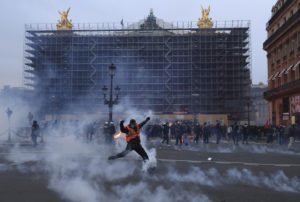 Politicο: Η Γαλλία φλέγεται &#8211; Επιστρέφουν τα Κίτρινα Γιλέκα;