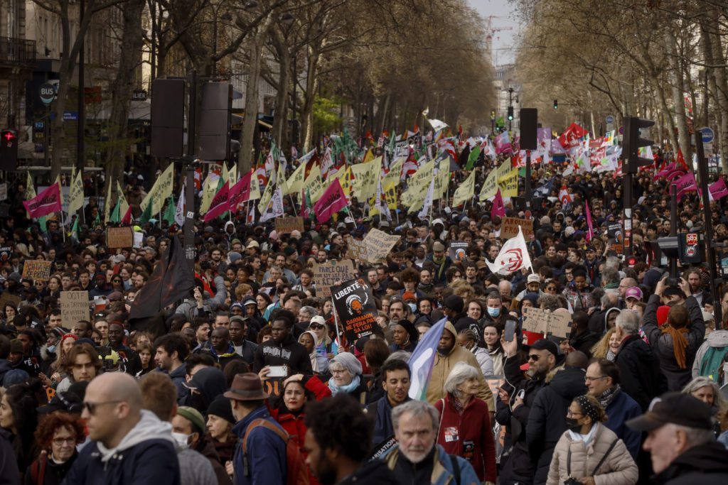 Γαλλία: Μπαράζ κινητοποιήσεων την Τρίτη κόντρα στο συνταξιοδοτικό – Επίθεση Μακρόν στην Αριστερά