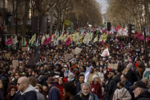 Γαλλία: Μπαράζ κινητοποιήσεων την Τρίτη κόντρα στο συνταξιοδοτικό &#8211; Επίθεση Μακρόν στην Αριστερά