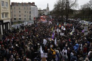 Γαλλία: Στους δρόμους εκατοντάδες πολίτες για το συνταξιοδοτικό &#8211; Συγκρούσεις σε Παρίσι, Ρεν και Νάντη (Photos-Video)