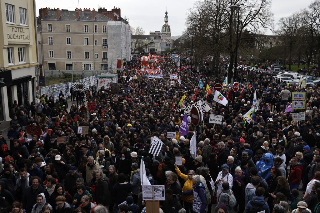 Γαλλία: Στους δρόμους εκατοντάδες χιλιάδες πολίτες για το συνταξιοδοτικό – Συγκρούσεις σε Παρίσι, Ρεν και Νάντη (Photos-Video)