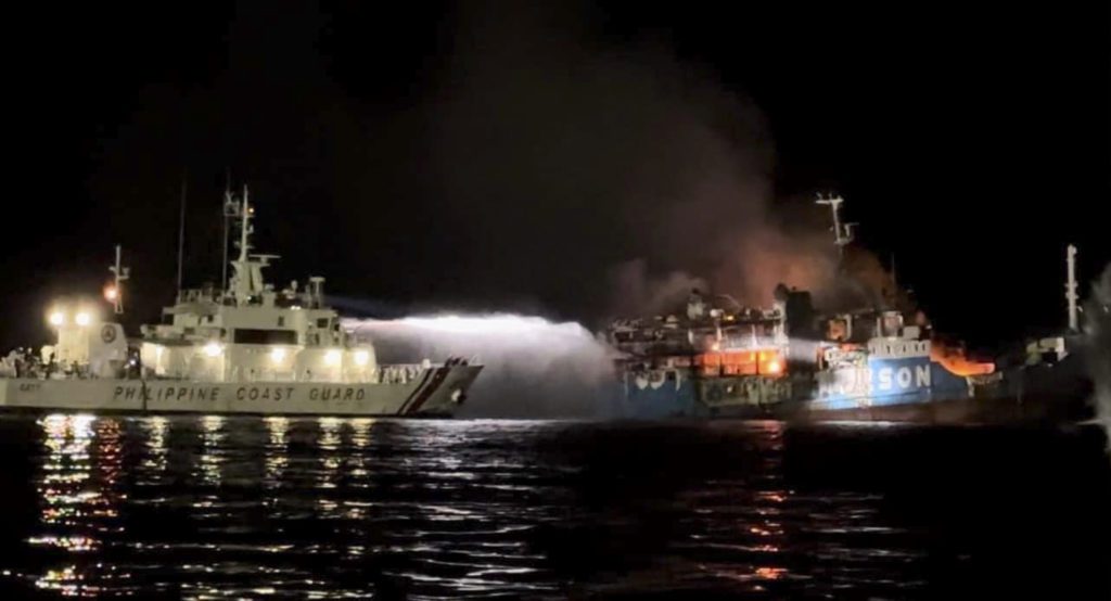 Φιλιππίνες: Φωτιά σε επιβατηγό πλοίο – Δέκα νεκροί, εννέα τραυματίες