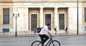 Απειλείται η υπερχρεωμένη ελληνική κοινωνία