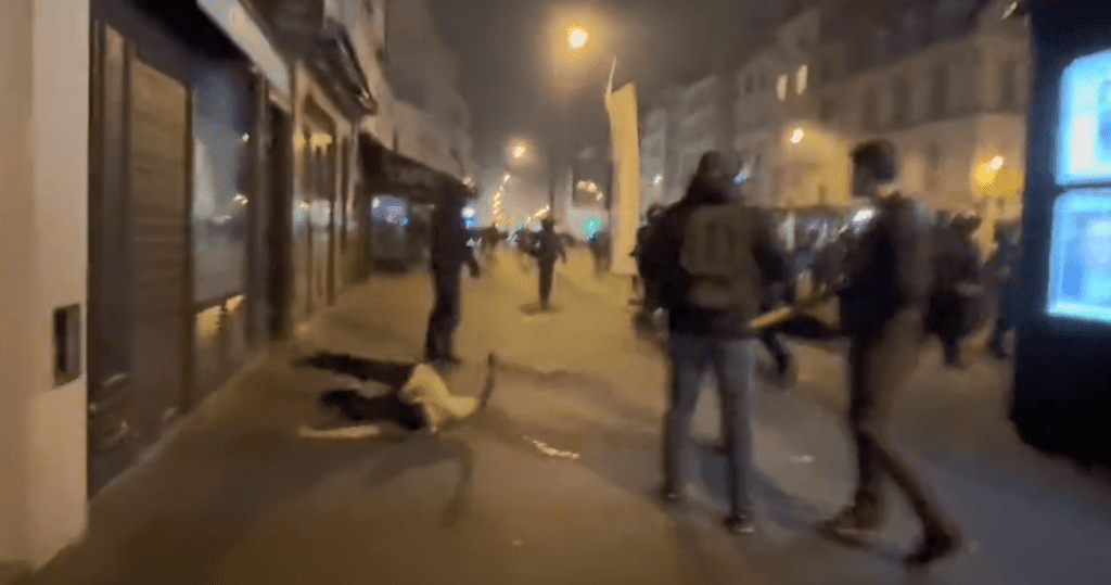 Οργή στη Γαλλία με το κρεσέντο καταστολής – Αναίσθητος διαδηλωτής μετά από χτύπημα αστυνομικού (Video)