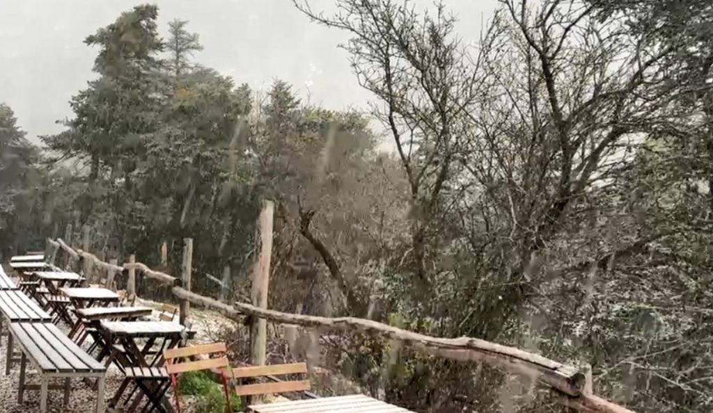 Καιρός: Η Πάρνηθα ντύθηκε στα «λευκά» – Σφοδρή χιονοκαταιγίδα στην περιοχή (Video)