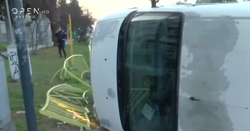 Θεσσαλονίκη: Φορτηγάκι έπεσε σε στάση λεωφορείου (Video)