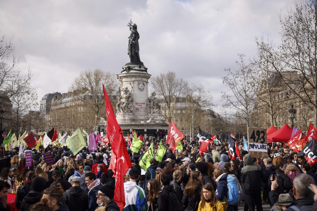 Γαλλία: Μπαράζ συναντήσεων κυβέρνησης – αντιπολίτευσης εν μέσω λαϊκής οργής για το συνταξιοδοτικό