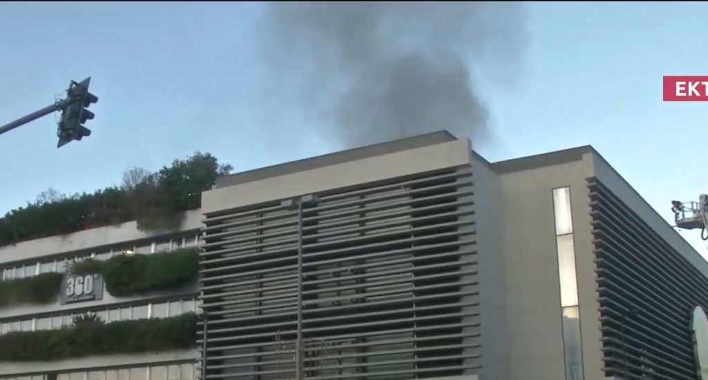 Πυρκαγιά σε δώμα κτιρίου στο Μοναστηράκι (Video)