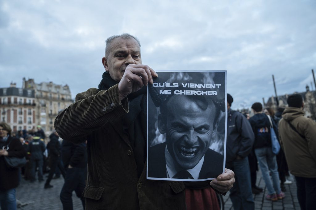 Γαλλία: Ο Μακρόν όλο και πιο στριμωγμένος από το ρωμαλέο κίνημα