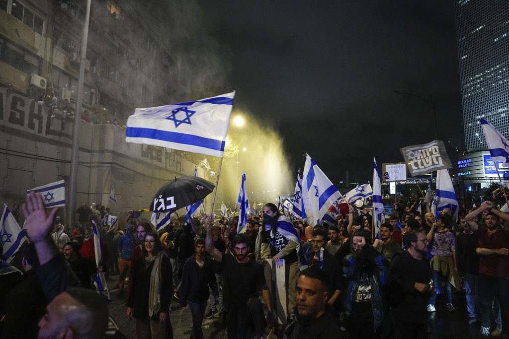 «Σεισμός» στο Ισραήλ από το ρήγμα στο κυβερνητικό στρατόπεδo – Συνεχίζονται οι διαδηλώσεις