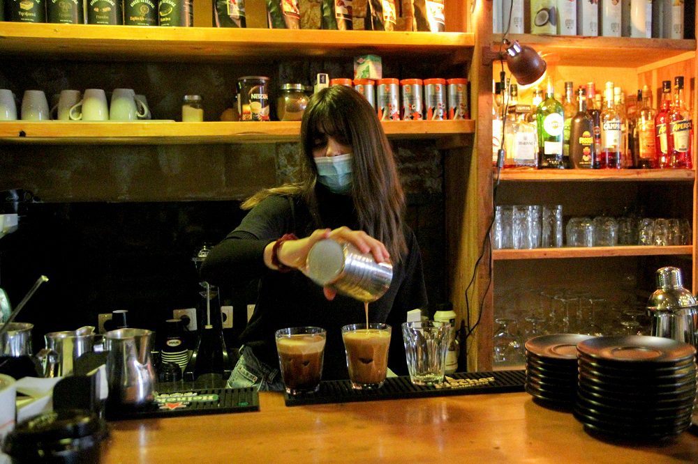 Ακρίβεια: Ενας στους δύο περιόρισε και τις εξόδους για καφέ – Τι δείχνει νέα έρευνα
