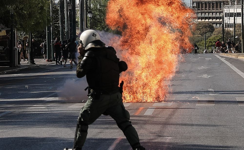 Επίθεση με μολότοφ στην έδρα των ΜΑΤ στο Γουδί