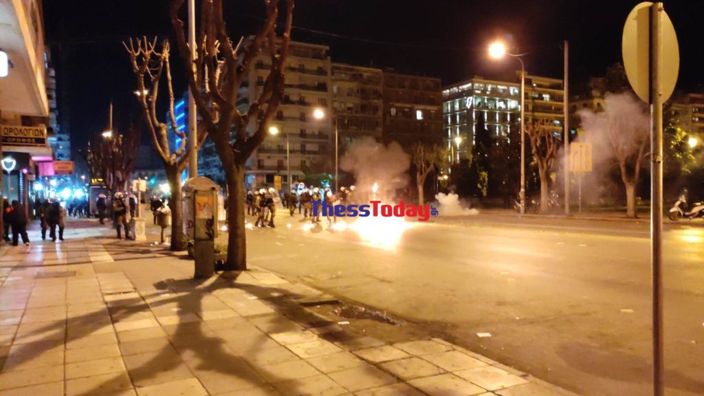 Θεσσαλονίκη: Ένταση μεταξύ αστυνομικών και διαδηλωτών μετά την πορεία διαμαρτυρίας για τα Τέμπη (Videos)