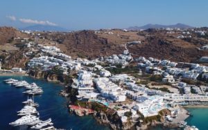 Μύκονος: Σύλληψη γνωστού επιχειρηματία για πάρτι με ναρκωτικά