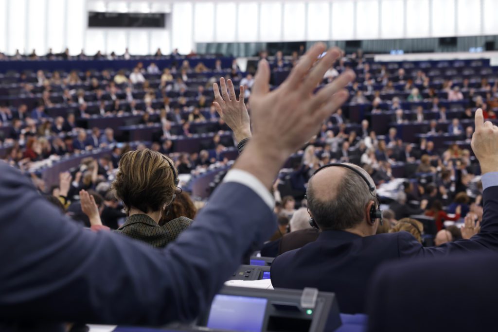 Politico: Έρευνα για τα πληρωμένα ταξίδια αξιωματούχων της ΕΕ – Η καχυποψία «κυριεύει» τους Σοσιαλδημοκράτες