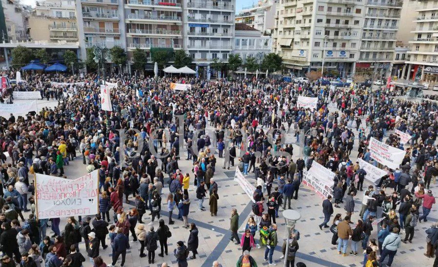 Πάτρα: Πλήθος κόσμου στο συλλαλητήριο για τo έγκλημα στα Τέμπη (Video – Photos)