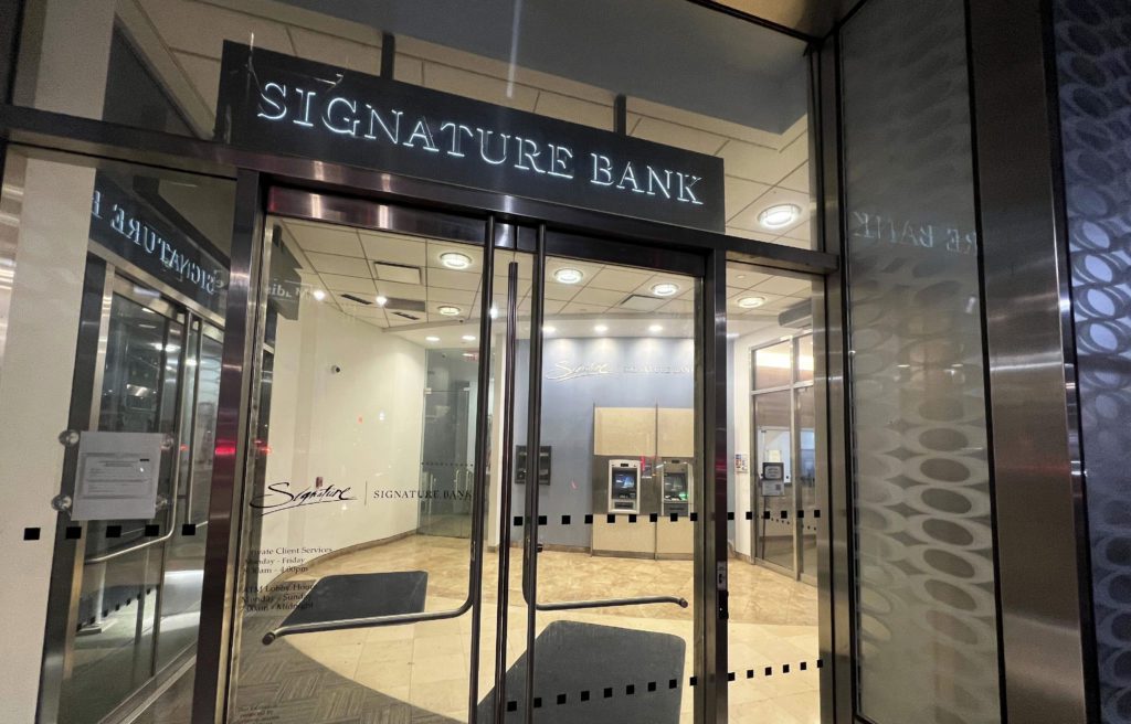 Κατέρρευσε και η Signature Bank στις ΗΠΑ