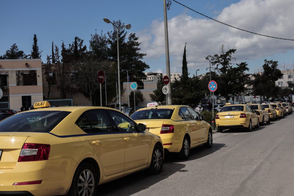 Χωρίς ταξί η Αθήνα – Συγκέντρωση και πορεία των οδηγών στο υπουργείο Μεταφορών