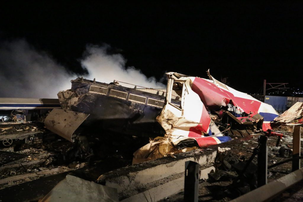 Τραγωδία στα Τέμπη: 16 νεκροί και 85 τραυματίες από τη σφοδρή σύγκρουση τρένων (Photos – Videos)