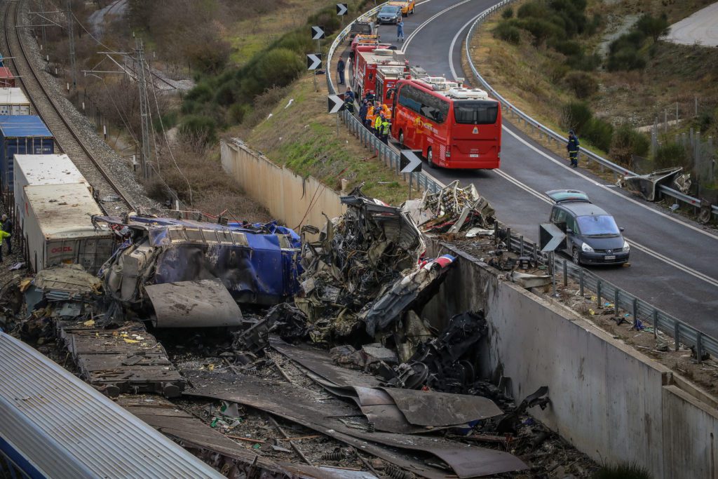 Τραγωδία στα Τέμπη: Δραματικές εκκλήσεις στα social media για τον εντοπισμό αγνοουμένων επιβατών
