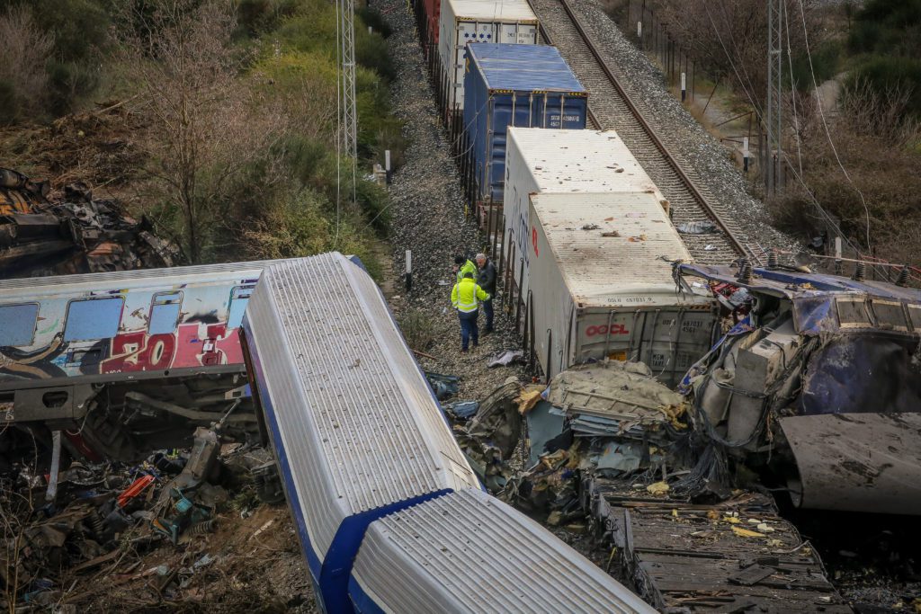 Εθνική τραγωδία – Τέμπη: Τουλάχιστον 40 νεκροί από το σιδηροδρομικό δυστύχημα (Photos – Videos)