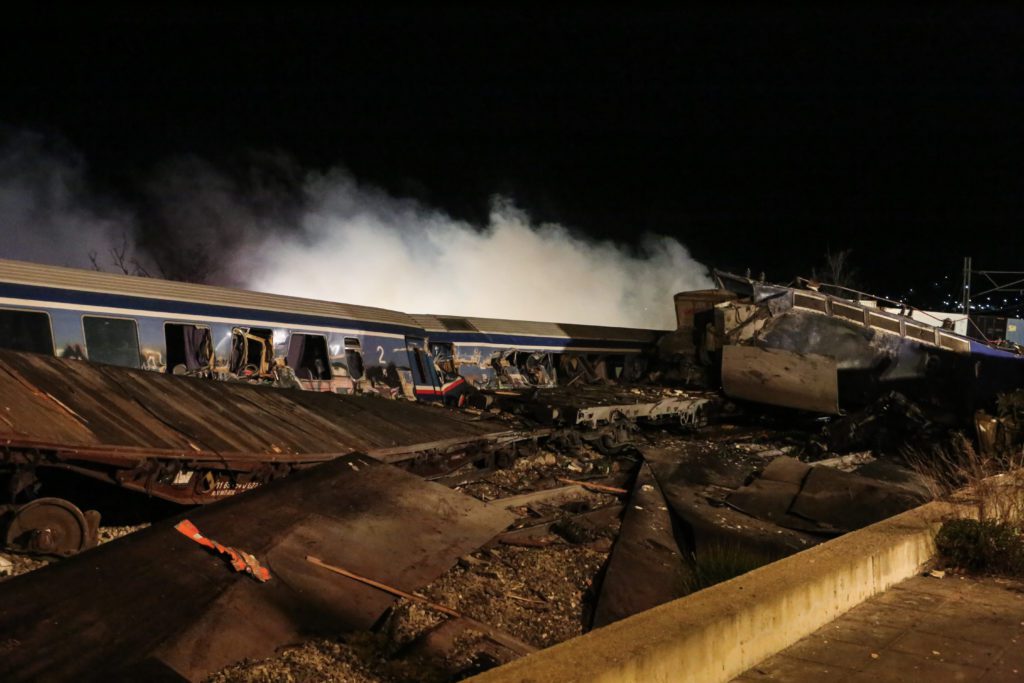 Τραγωδία στα Τέμπη: 26 οι νεκροί από τη σφοδρή σύγκρουση τρένων – 85 τραυματίες (Videos – Photos)
