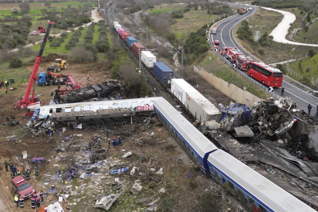 Τραγωδία Τέμπη: Σοκάρουν οι εικόνες από ψηλά – Το σημείο του δυστυχήματος με το πρώτο φως της ημέρας (Photos)