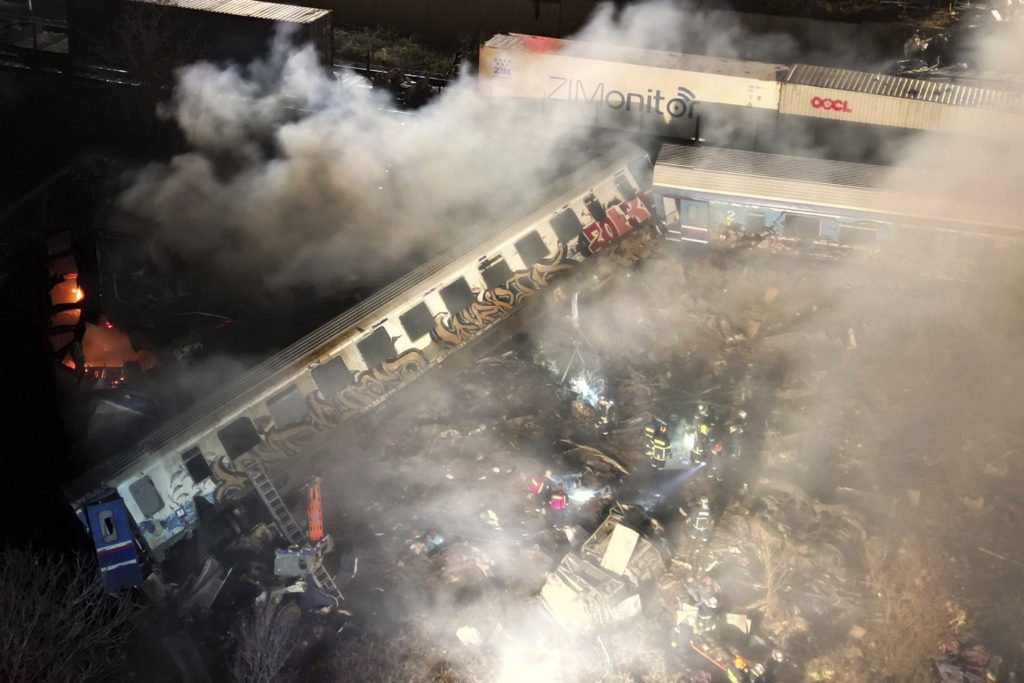 Τριήμερο εθνικό πένθος για την σιδηροδρομική τραγωδία στη Λάρισα