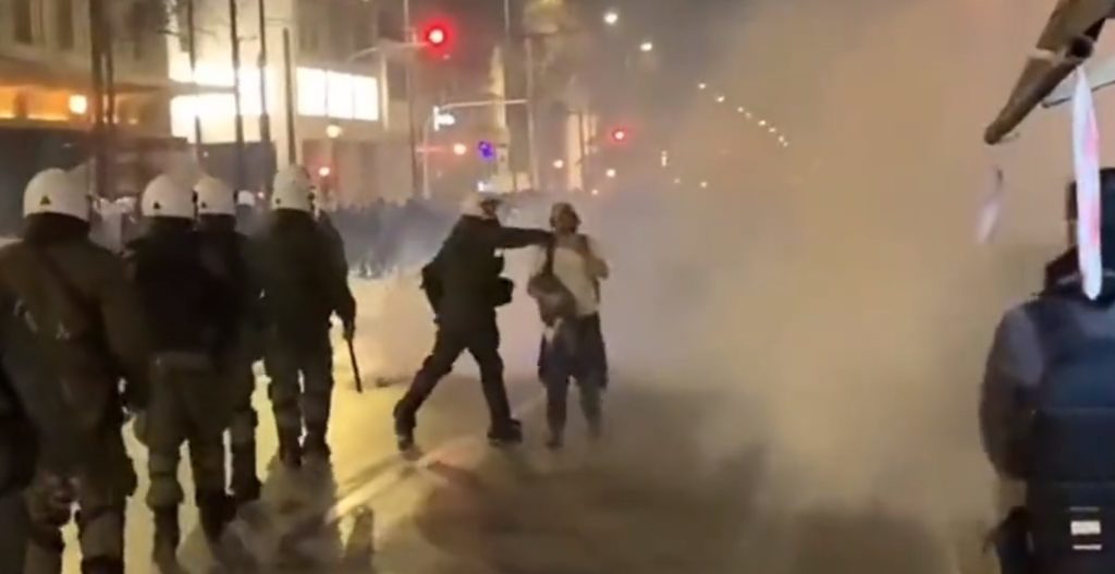 Άλλη μία αθλιότητα από τα ΜΑΤ του Θεοδωρικάκου: Χτύπησαν διαδηλωτή που πήγε να διαμαρτυρηθεί για τους νεκρούς στα Τέμπη (Video)