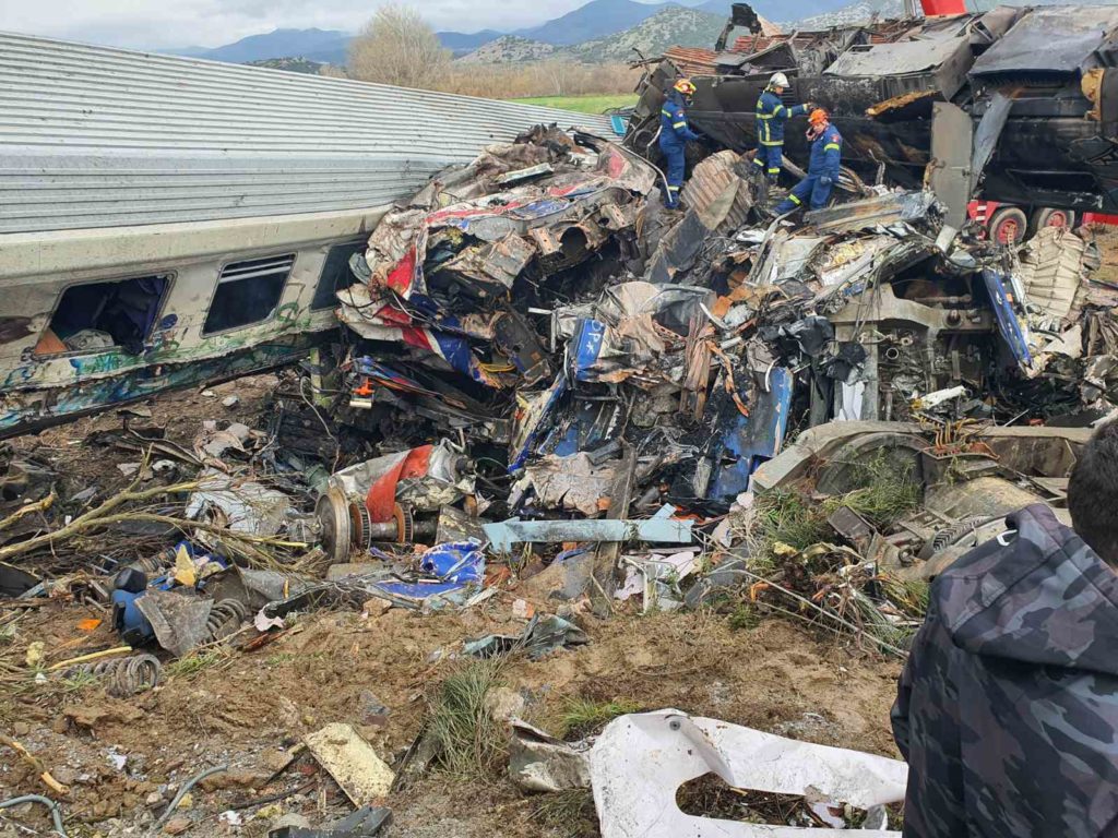 Τραγωδία Τέμπη: Άμορφη μάζα σιδερικών τα τρένα – Εικόνες γροθιά στο στομάχι από τον φακό του documentonews.gr (Photos – Video)