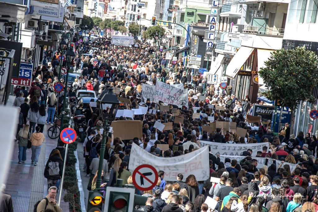 Βόλος: Μαζική η συγκέντρωση για την τραγωδία στα Τέμπη (Photos – Video)