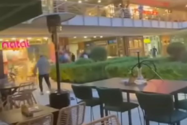 Θεσσαλονίκη: Βίντεο ντοκουμέντο από το άγριο επεισόδιο στο εμπορικό κέντρο – Του επιτέθηκαν με καρέκλες