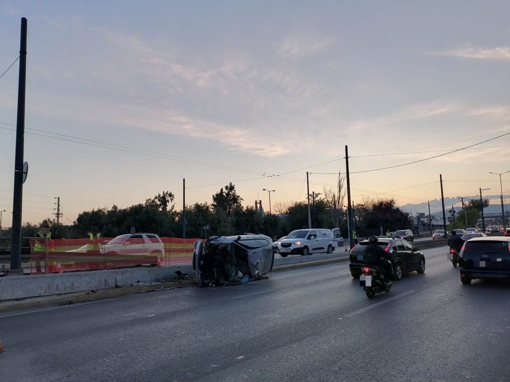 Τροχαίο ατύχημα στην Πέτρου Ράλλη – Ανετράπη ΙΧ αυτοκίνητο (Photos – Video)