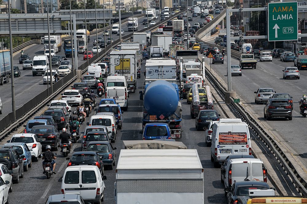 Κυκλοφοριακό κομφούζιο στους δρόμους – Πού εντοπίζονται τα μεγαλύτερα προβλήματα