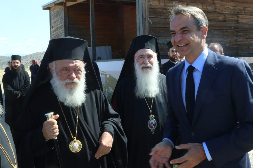 Η κυβέρνηση Μητσοτάκη ρίχνει… «ιερό» τσιμέντο σε εκτός σχεδίου περιοχές της Αττικής