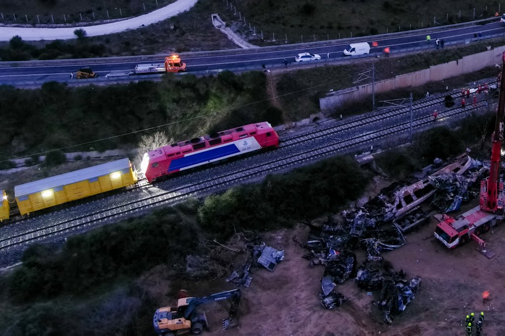 Τραγωδία στα Τέμπη: Νέα συγκλονιστικά βίντεο από τη στιγμή της σύγκρουσης των δύο τρένων (Video)