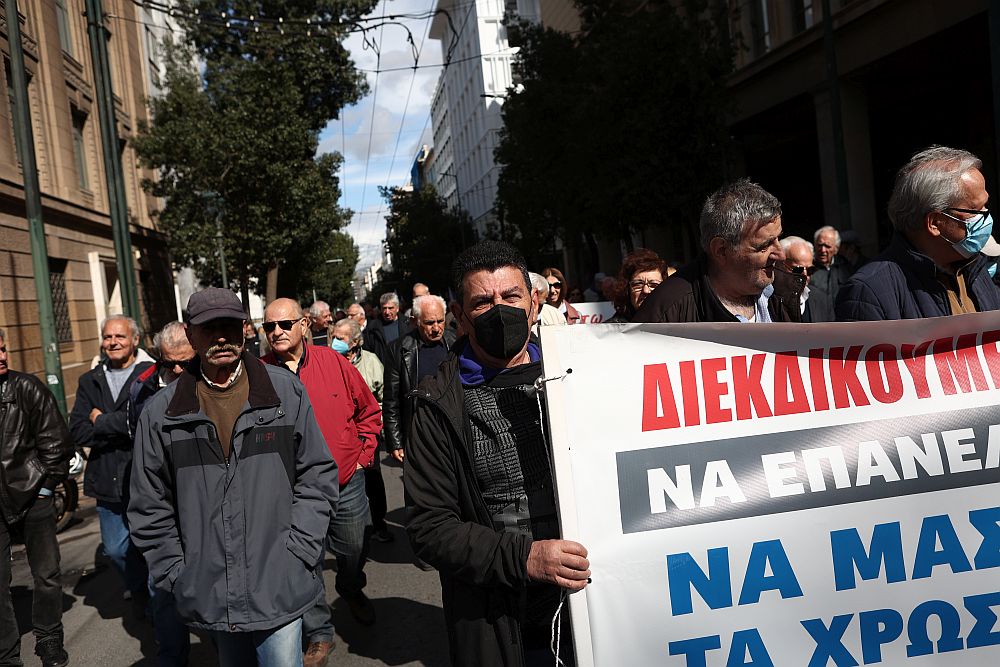 Πορεία των συνταξιούχων στο κέντρο της Αθήνας – Ζητούν αυξήσεις στις συντάξεις και δώρο Πάσχα (Photos)