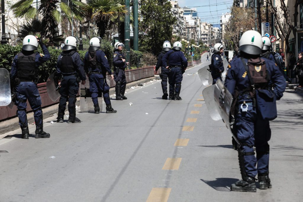 Επεισόδια έξω από την ΑΣΟΕΕ – Πυροβολισμοί μέρα μεσημέρι στον αέρα από αστυνομικό