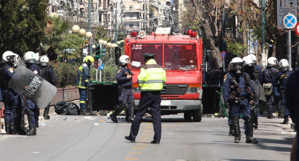 Ελεύθερος ο αστυνομικός που πυροβόλησε στον αέρα έξω από την ΑΣΟΕΕ μέρα μεσημέρι