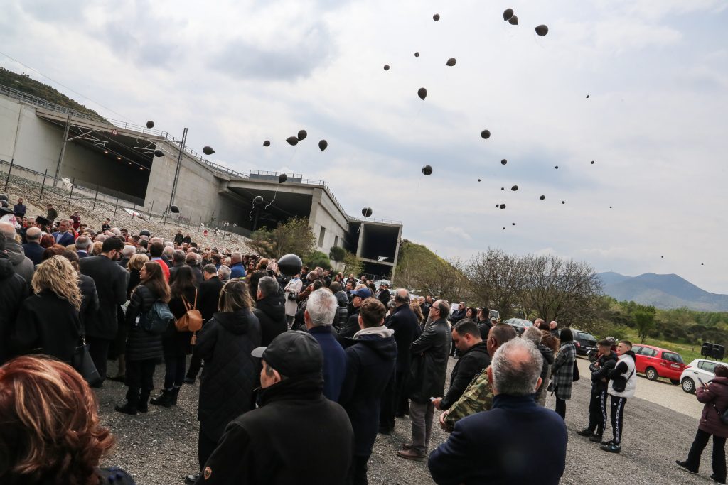 Τέμπη: Δικηγόρος οικογένειας θυμάτων καταγγέλλει απόπειρα εξαγοράς συγγενών από τη Hellenic Train